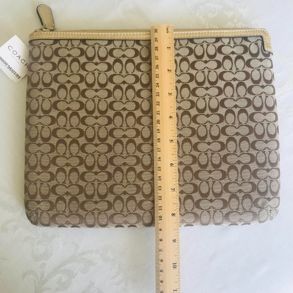 NEW! COACH F61035 SKHM9 Khaki Signature Tablet Sleeve MSRP $88 - Picture 5 of 6
